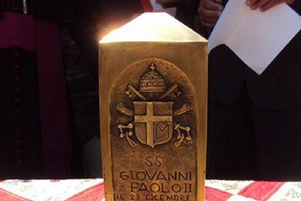 La ampolla fue robada junto a un crucifijo en la pequeña iglesia de San Pietro della Ienca. (Foto Prensa Libre: AFP)