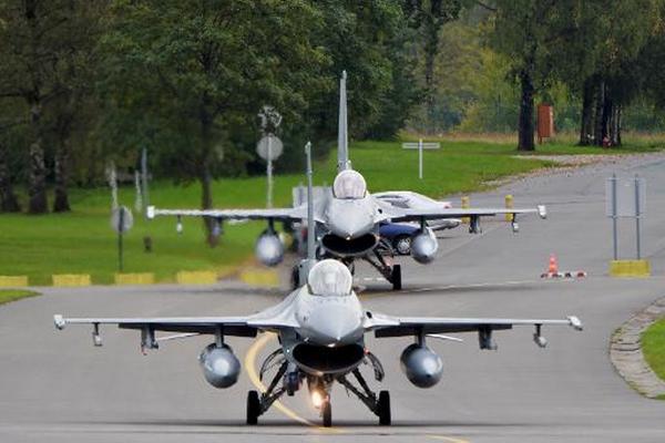 Dos cazas F-16 se preparan para despegar de la base de Florennes, Bélgica. (Foto Prensa Libre: AFP)