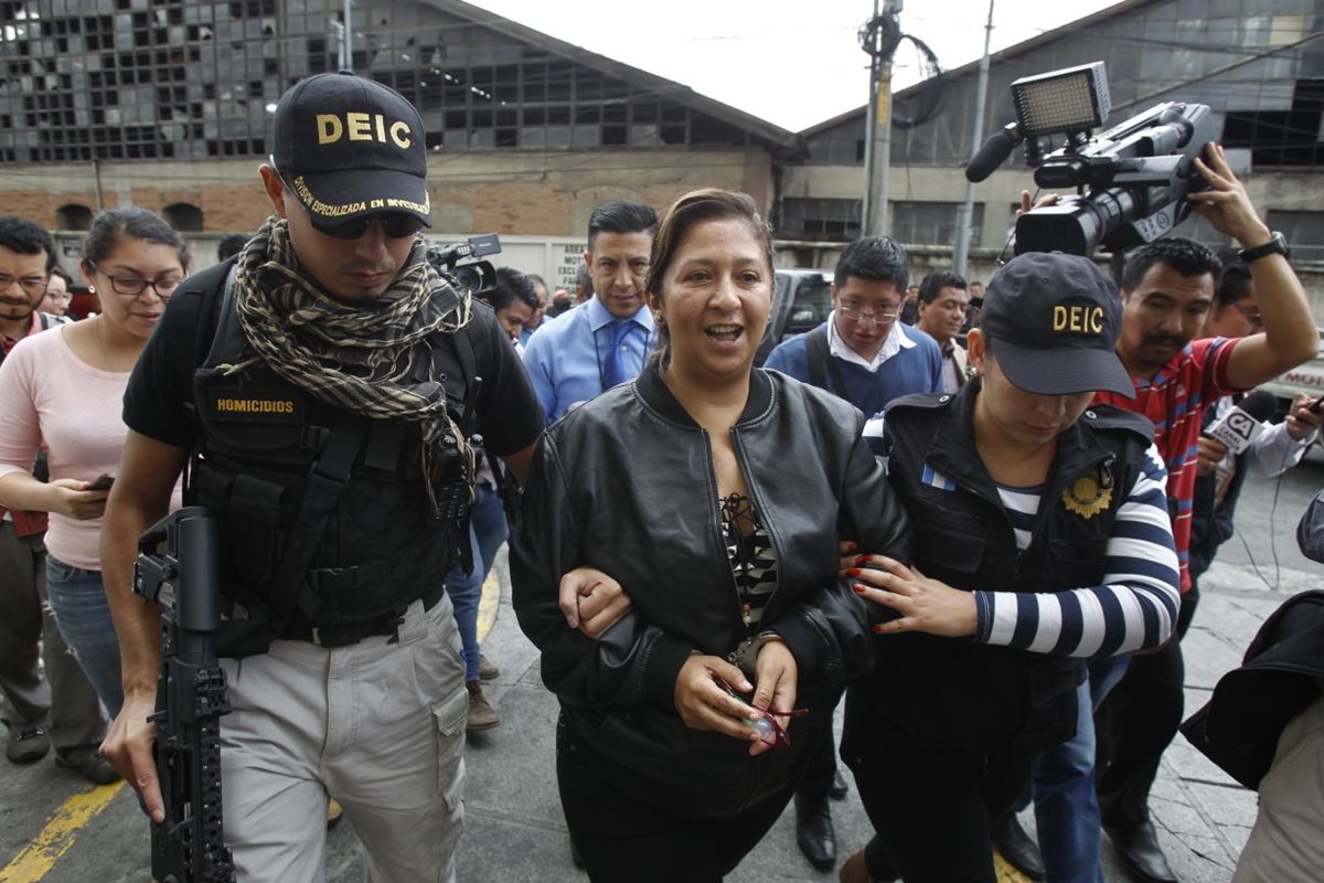 María Elena Salazar en su ingreso a Torre de Tribunales, fue capturada en zona 18. (Foto Prensa Libre: Paulo Raquec)