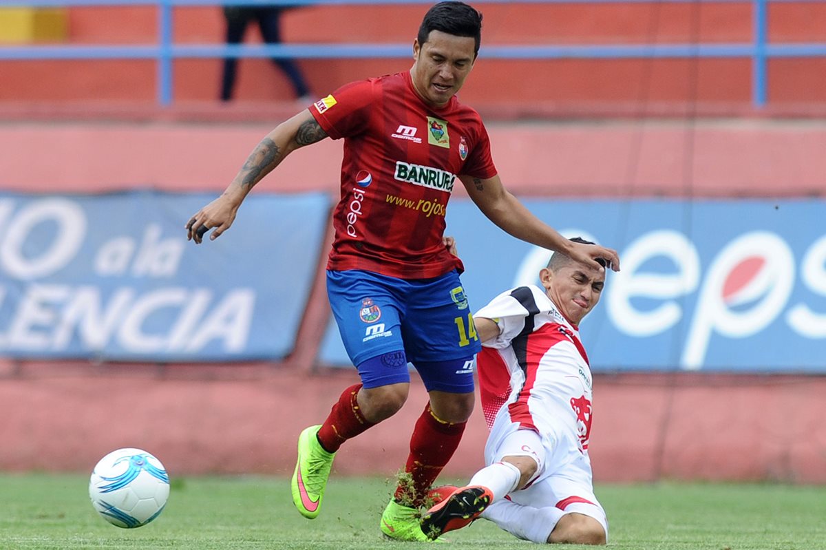 Jaime Alas, de los rojos y Yimi Villatoro, de Coatepeque, en el juego disputado este domingo 22/03/2015 en el estadio El TrÃ©bol. Foto de Francisco SÃ¡nchez.