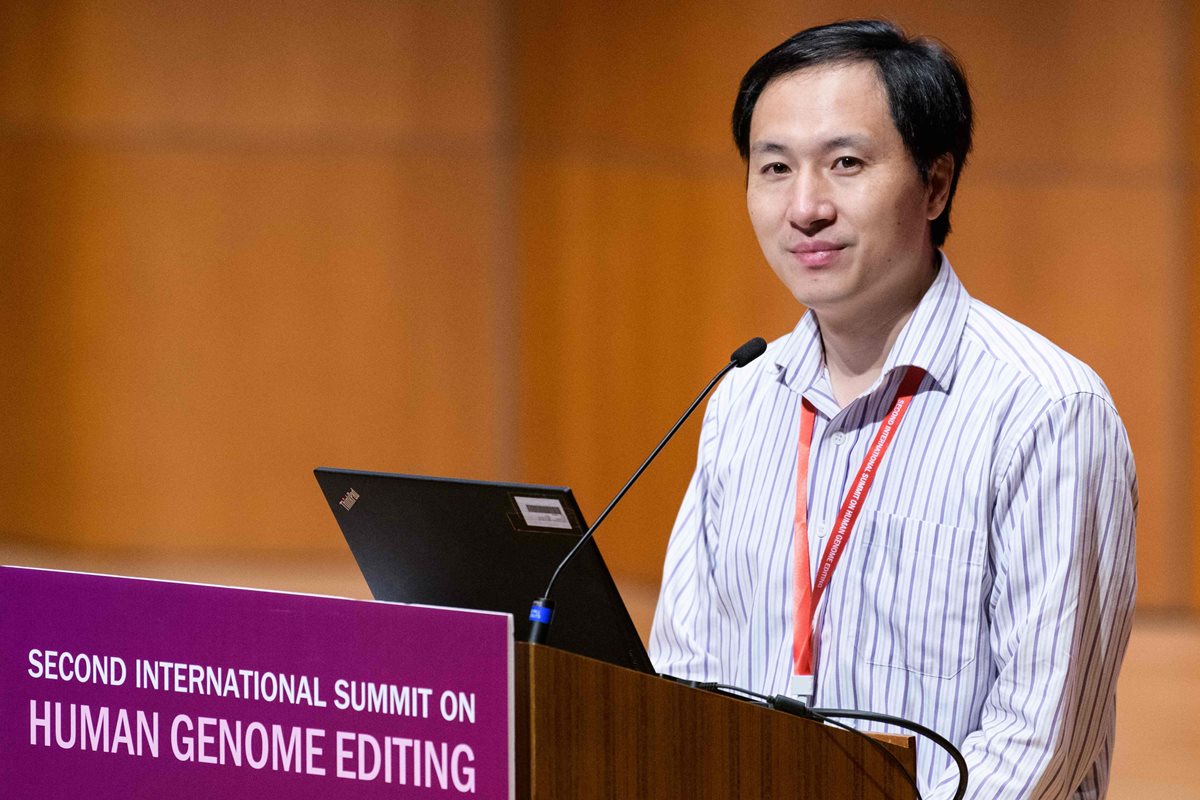 El científico chino He Jiankui participa en un simposio en Hong Kong. (Foto Prensa Libre: AFP)