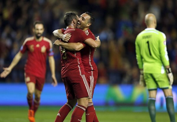 El delantero de la selección española, Francisco Alcácer (i), celebra su gol, segundo del equipo, con Santi Cazorla, durante el partido con Luxemburgo (Foto Prensa Libre: EFE)