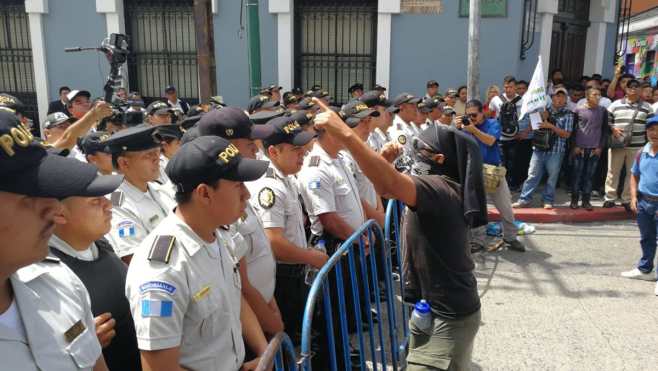 Manifestantes llegan al Centro Histórico donde agentes de la PNC y efectivos del Ejército resguardan el Congreso.