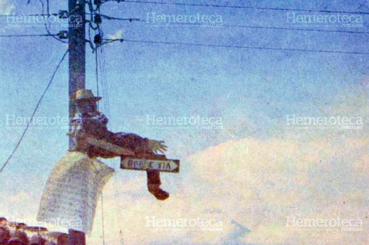 Muñeco de Judas atado a un poste durante el Sábado de Gloria de 1983. Hemeroteca PL