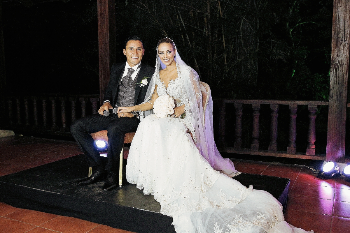 Keylor Navas y Andrea Salas posan para las cámaras luego de contraer matrimonio. (Foto Prensa Libre: EFE)