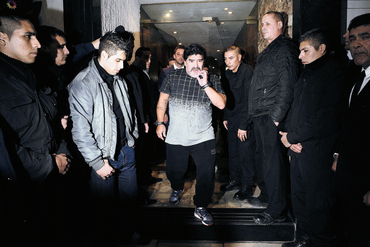 Diego Armando Maradona en el velatorio de su padre, Diego Maradona. (Foto Prensa Libre: EFE)