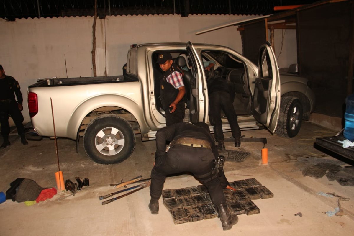 En la calle La Ronda, del barrio El Cementerio, zona 2 de Zacapa, la Policía Nacional Civil incautó droga y armas de grueso calibre. (Foto Prensa Libre: PNC)