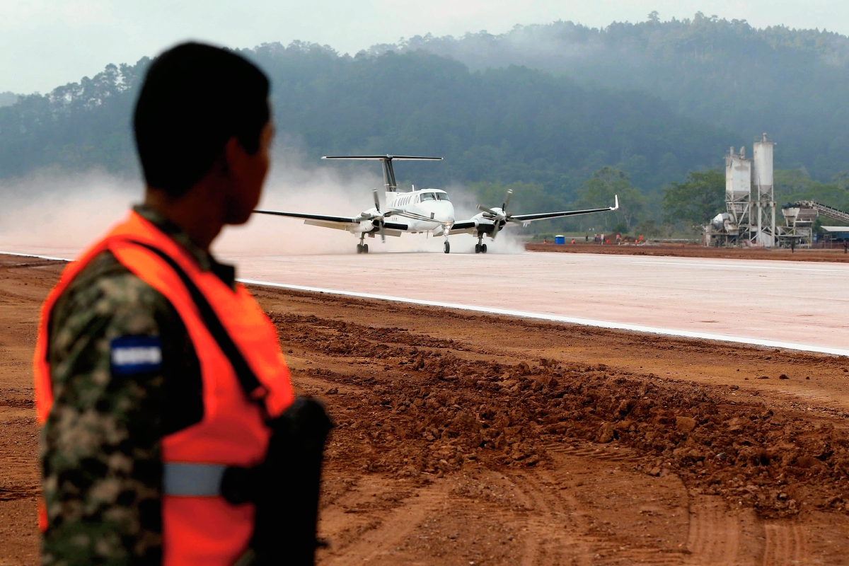 La aeropista mide 1 mil 400 metros y rrizarán aviones de 50 pasajeros. (Foto Prensa Libre. AFP)