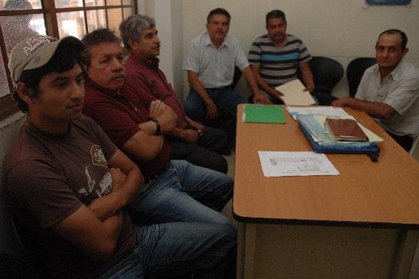 El Concejo de San Miguel Pochuta se reúne en una oficina de la Gobernación, en Chimaltenango.