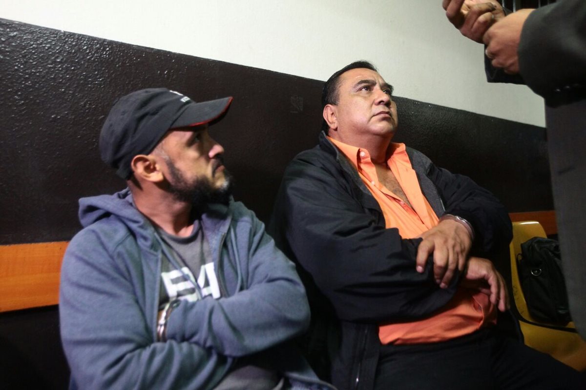 Ricardo Arana y Eddy Pérez exfuncionarios de las comunas de San Pedro Ayampuc y San Raymundo. (Foto Prensa Libre: Alvaro Interiano)