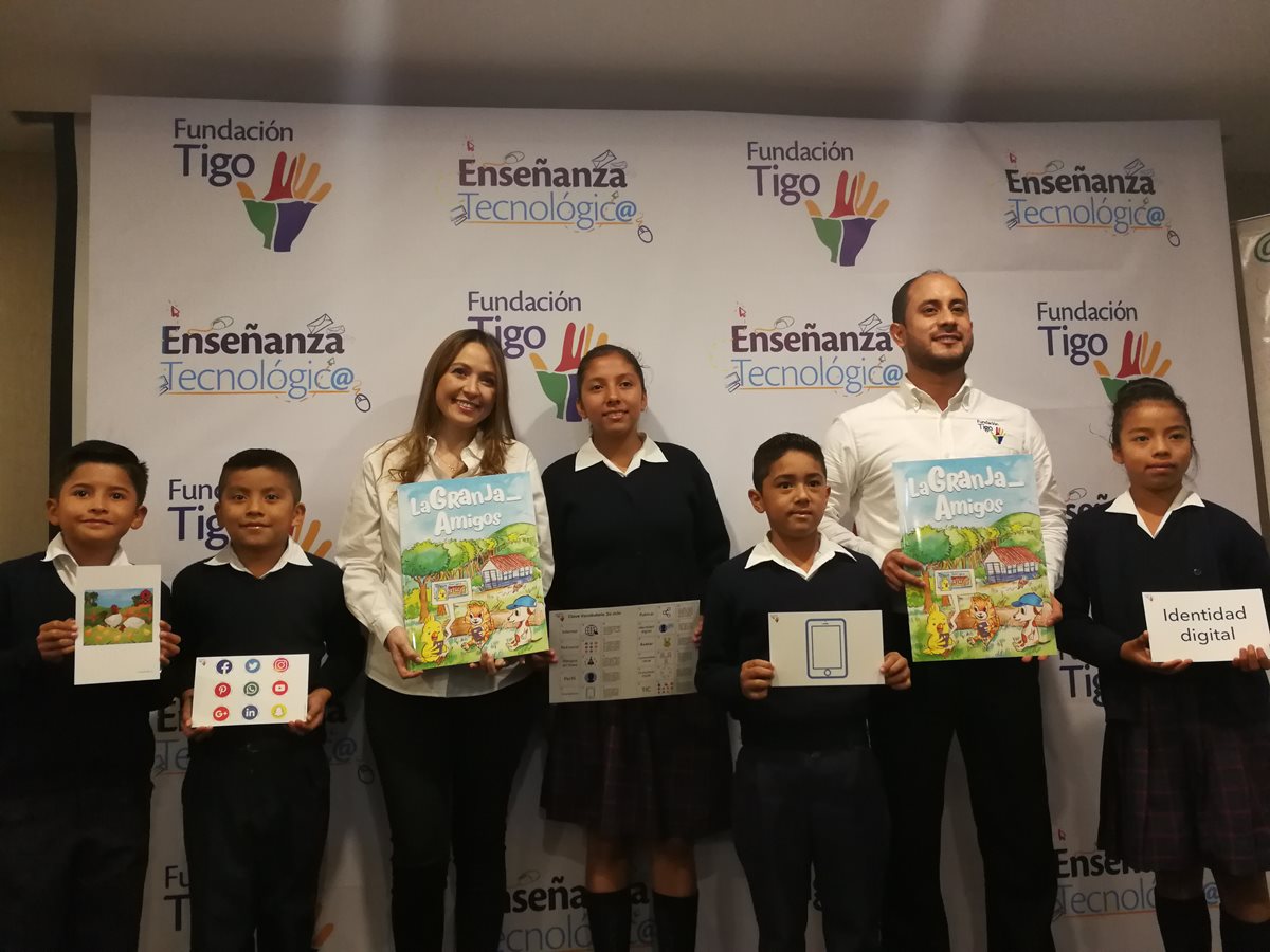 Estudiantes de la Escuela de Piedra Parada Cristo Rey, Santa Catarina Pinula, junto a Melanie Reimers, directora de la Fundación Tigo, y Mario Leal, gerente de Educación de Fundación Tigo. (Foto Prensa Libre: Ana Lucía Ola)