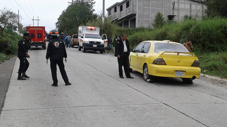 Socorristas junto al vehículo en el que se conducían Ervin Rosales Juárez y su acompañante cuando fueron ultimados a tiros. (Foto Prensa Libre: Eduardo Sam)