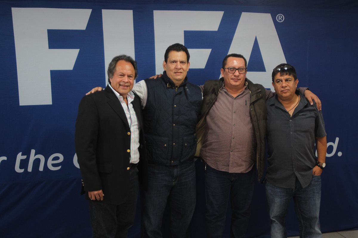 Jaime Sánchez, Alfonso Cruz Berganza, Rony de León y Wálter Rodas posan satisfechos de haber ganado las elecciones en la Liga Nacional. (Foto Prensa Libre: Norvin Mendoza)