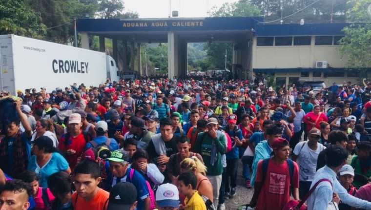 Decenas de migrantes hondureños ingresan a Guatemala en su camino hacia Estados Unidos. (Foto Prensa Libre: Mario Morales)