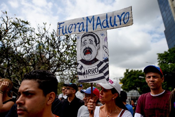 Grupo de opositores se manifiesta contra el gobierno de Nicolás Maduro en Caracas.(Foto Prensa Libre:AFP).
