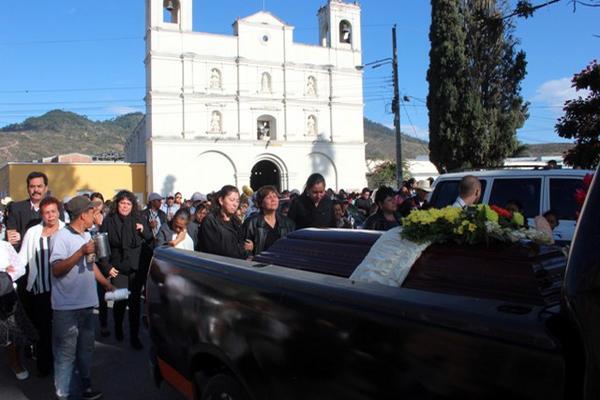 Cortejo fúnebre llega a la catedral de Jalapa. (Foto Prensa Libre: Hugo Oliva)