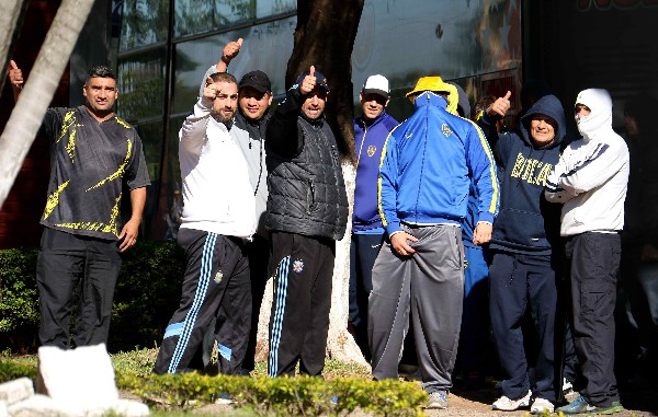 Más de 200 aficionados de Boca Juniors fueron arrestados por desmanes en Paraguay. (Foto Prensa Libre: EFE)