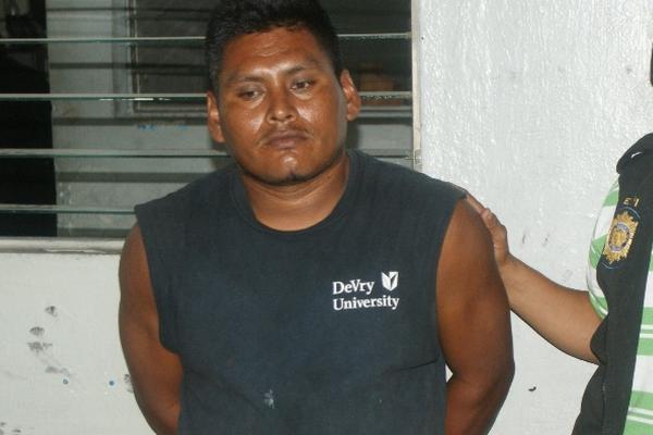 Un presunto violador fue capturado en un sector de Santa Elena, Flores, Petén. (Foto Prensa Libre: Rigoberto Escobar)