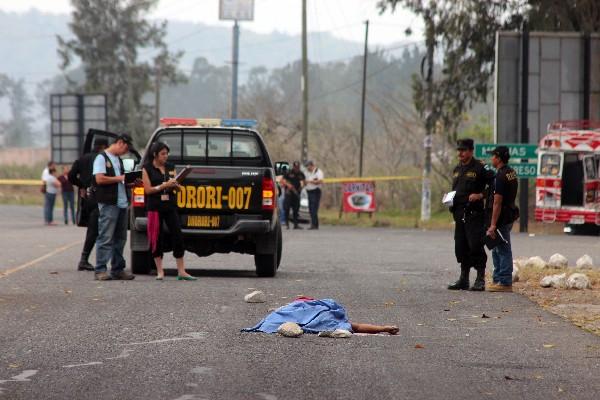 Investigadores reúnen  evidencias en el lugar donde quedó el cadáver del ayudante Byron Valdemar, en la calzada Justo Rufino Barrios,  Jalapa.