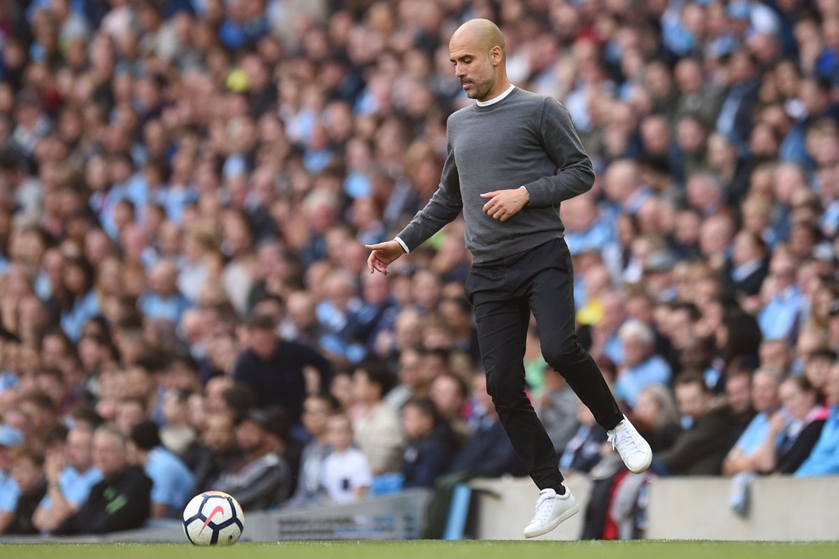 Pep Guardiola manifiesta su felicidad por el desempeño del City. (Foto Prensa Libre: AFP)