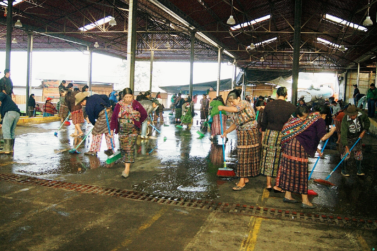 Vendedores limpian mercado de la cabecera de Sololá. (Foto Prensa Libre: Édgar Sáenz)