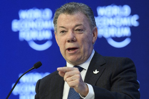 Juan Manuel Santos (d), ofrece un discurso en Foro Económico Mundial de Davos,Suiza.(Foto Prensa Libre: EFE).