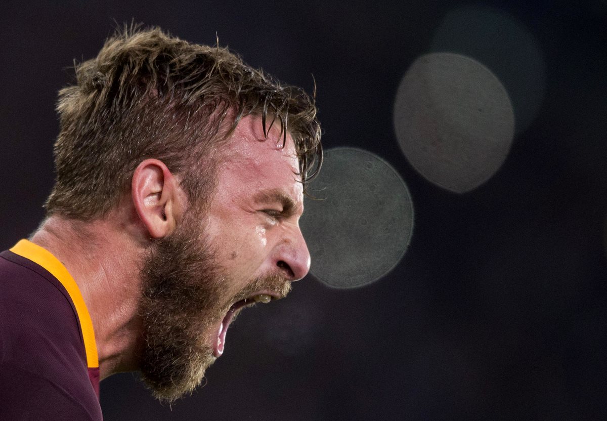Daniele De Rossi grita de alegría luego de anotar a favor de la Roma en su partido 500. (Foto Prensa Libre: AP)