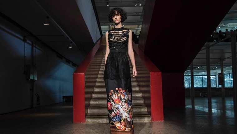 Uno de los diseños de A la Garconne, que deslumbra en la Semana de la Moda de Sao Paulo, Brasil. (Foto Prensa Libre, AFP)