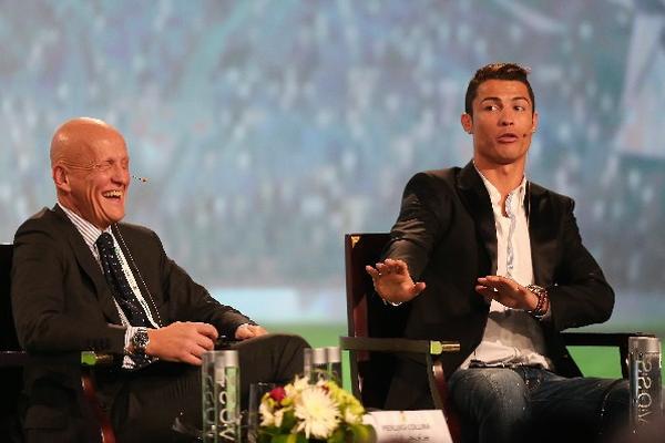 Cristiano Ronaldo  bromea con el exárbitro, el italiano Pierluigi Collina,  quien también estuvo presente en la gala. (Foto Prensa Libre: AFP)