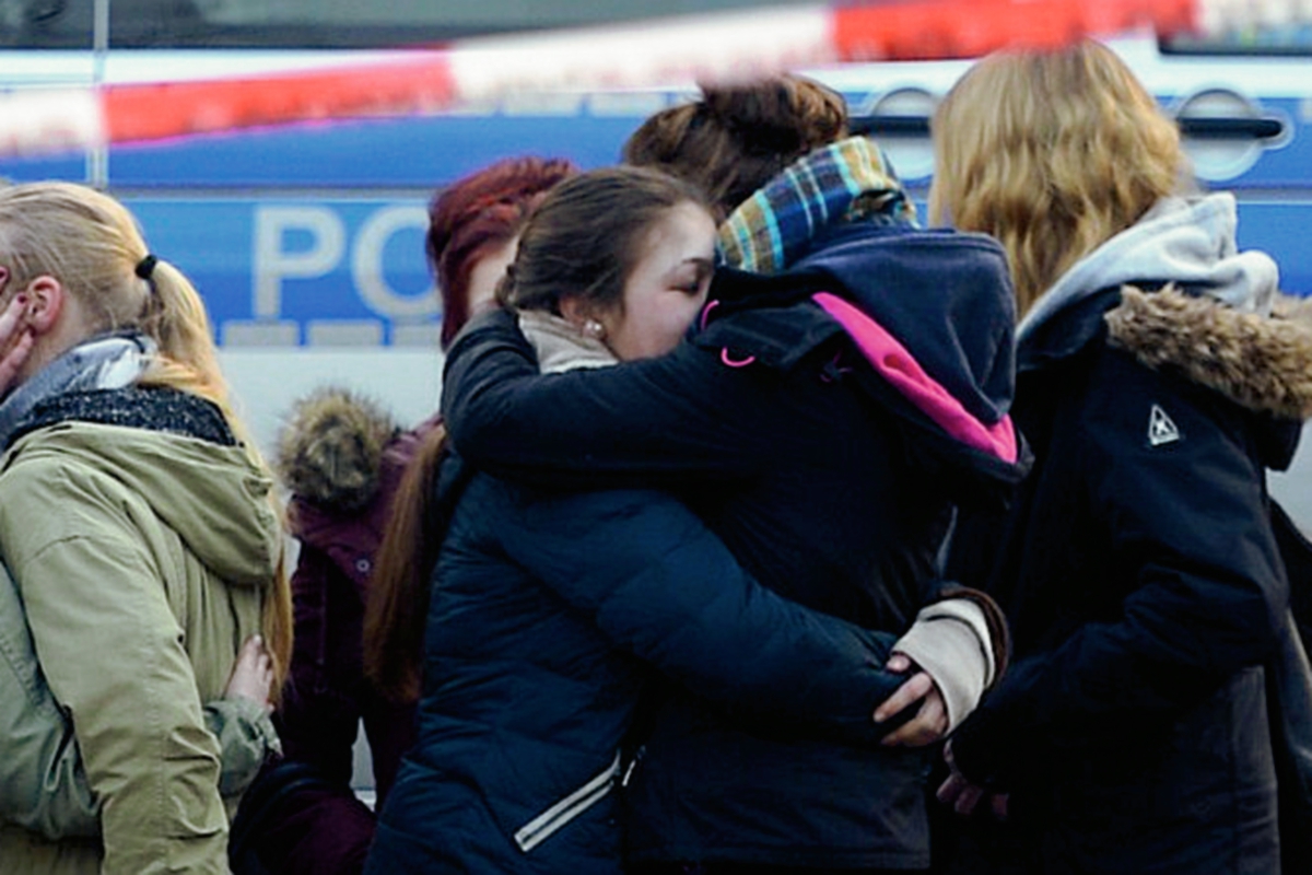 Jóvenes alemanas se consuelan en una escuela de Alemania, después de enterarse de que compañeros de intercambio colegial viajaban en el vuelo siniestrado. (Foto Prensa Libre: AFP).