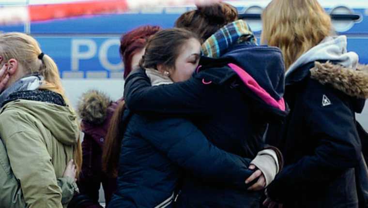Jóvenes alemanas se consuelan en una escuela de Alemania, después de enterarse de que compañeros de intercambio colegial viajaban en el vuelo siniestrado. (Foto Prensa Libre: AFP).