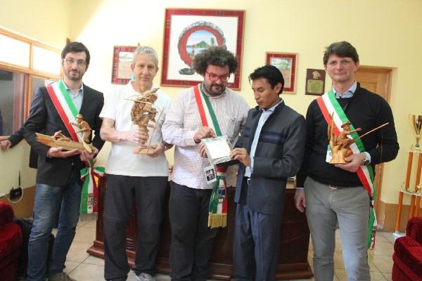 Delegación italiana, junto al alcalde de Santiago Atitlán,  Tomás Chiviliú—segundo, derecha-.