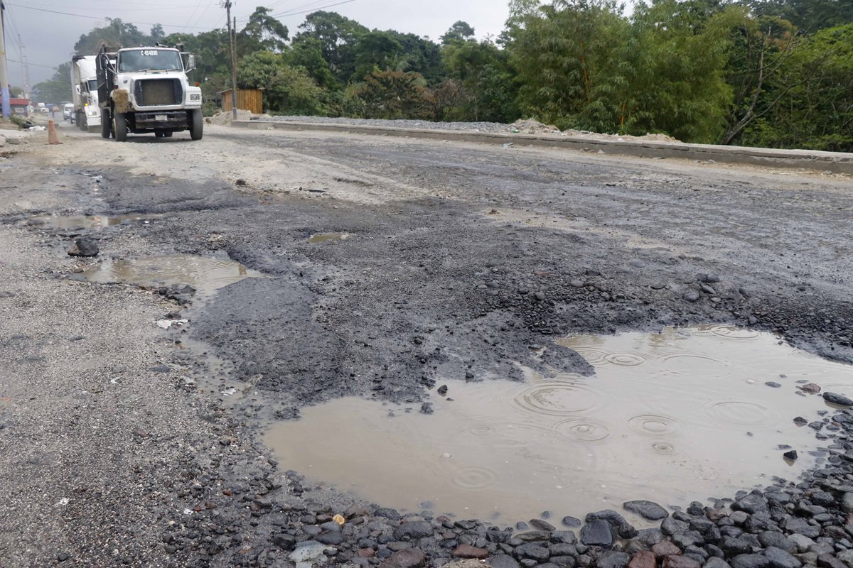 Pese a ser una de las rutas más importantes del país, la autopista a Puerto Quetzal se encuentra con lozas levantadas, grietas y baches.(Foto Prensa Libre: Carlos Paredes)