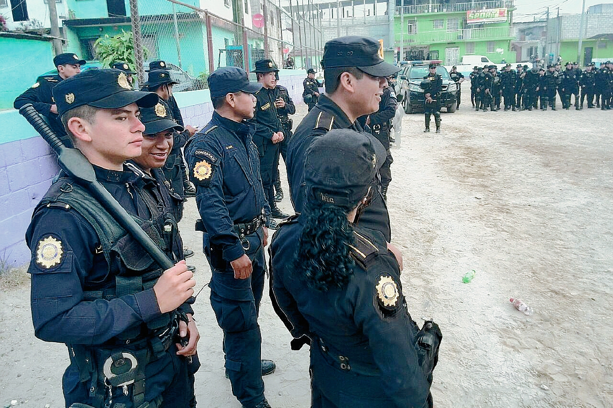 Contingente de las FEP llegó al asentamiento Plan de Dios para llevar a cabo el desalojo pero los invasores decidieron retirarse de manera voluntaria. (Foto Prensa Libre: Estuardo Paredes).
