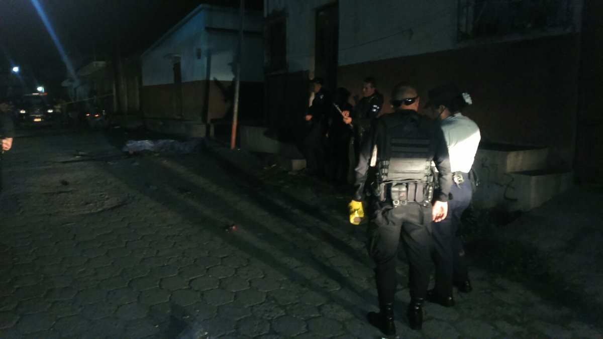 La víctima estaba platicando en la calle con otras personas cuando fue atacada a balazos. (Foto Prensa Libre: Óscar González)