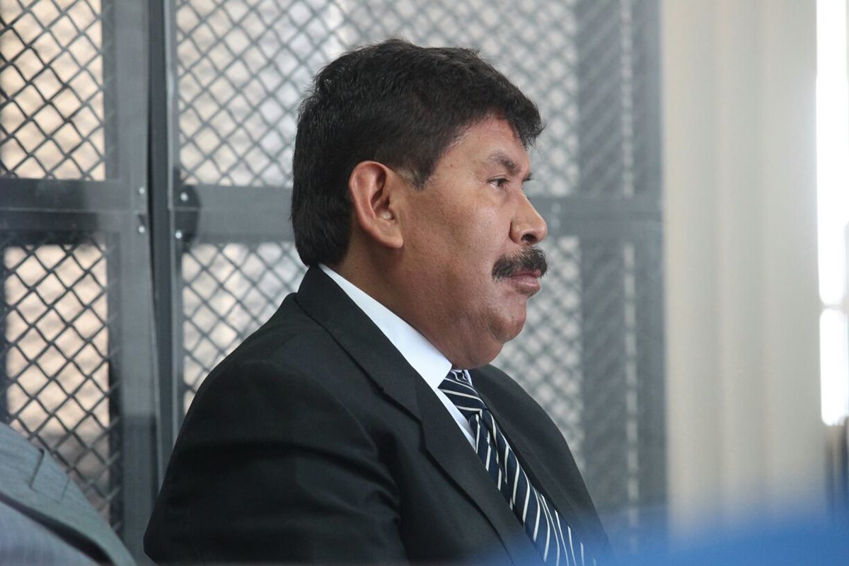 Adolfo Vivar, exalcalde de Antigua Guatemala, Sacatepéquez, escucha la resolución del juez de Extinción de Dominio. (Foto Prensa Libre: Álvaro Interiano)