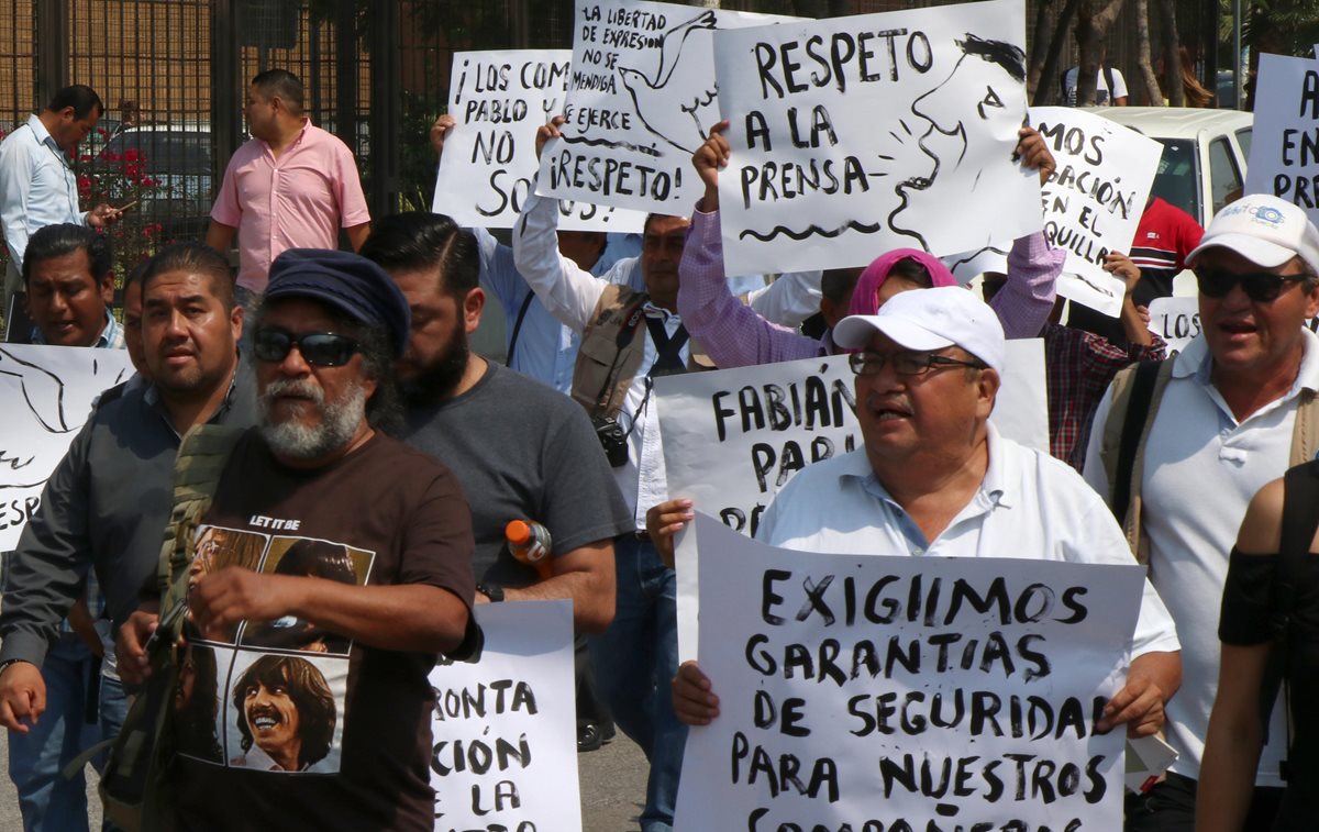 Periodistas participan en una protesta en la ciudad de Chilpancingo, Guerrero, contra la violencia. (Foto Prensa Libre: EFE)