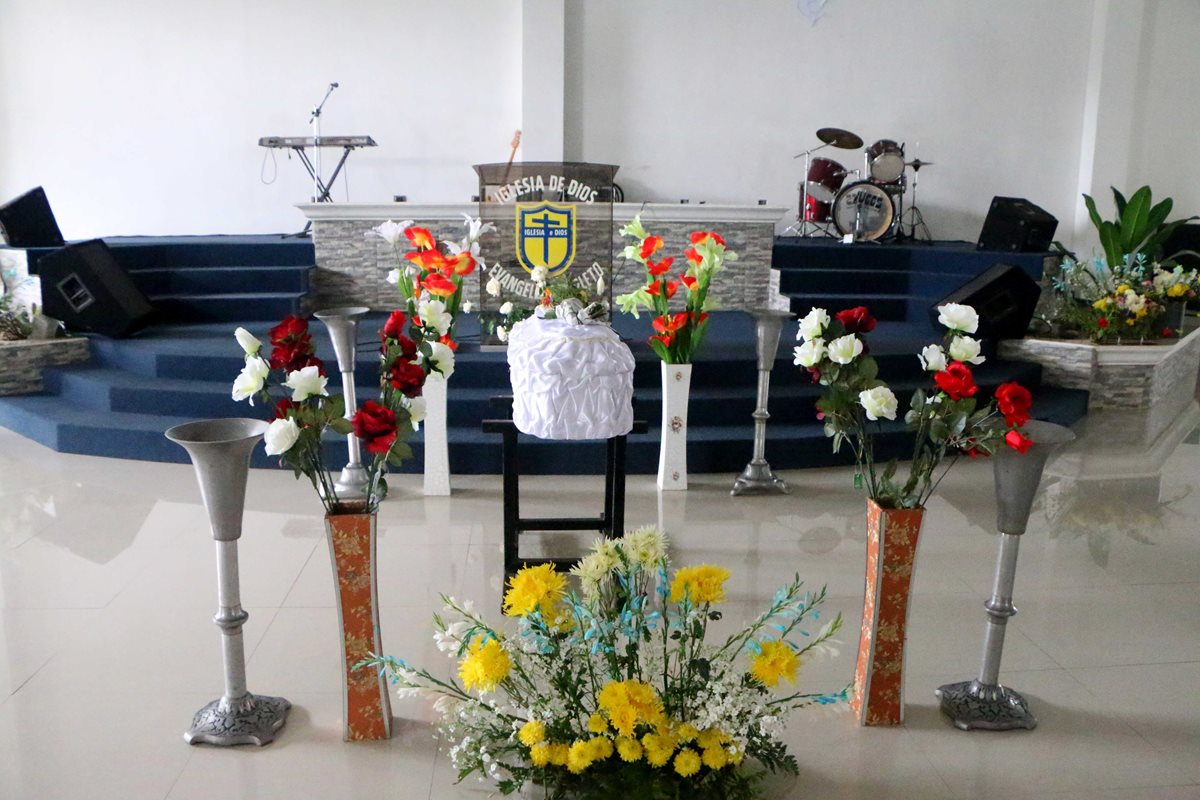 Los restos del bebé, durante el velorio efectuado en la Iglesia de Dios del Evangelio Completo. (Foto Prensa Libre: Rolando Miranda)