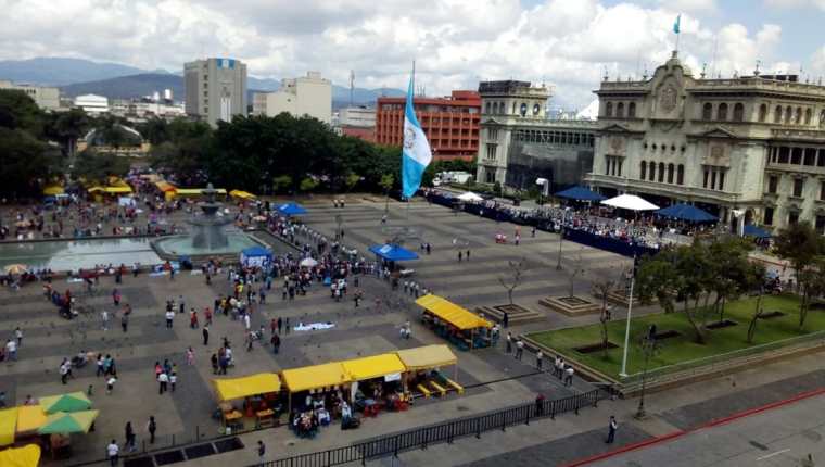 La Plaza de la Constitución se encontraba vacía debido a la limitación para observar el desfile de independencia. (Foto Prensa Libre: Óscar Rivas)