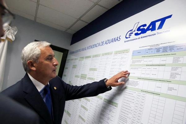 Presidente Pérez Molina hizo una visita sorpresa a la SAT. (Foto Prensa Libre: Scspr)