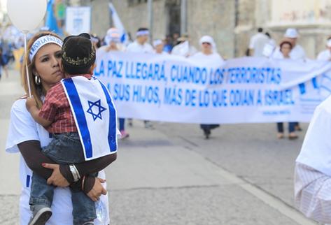 Guatemaltecos se reunieron hoy para manifestar su apoyo a Israel y clamar por la paz en Medio Oriente por las calles del Centro Histórico. (Foto Prensa Libre: Edwin Bercián)