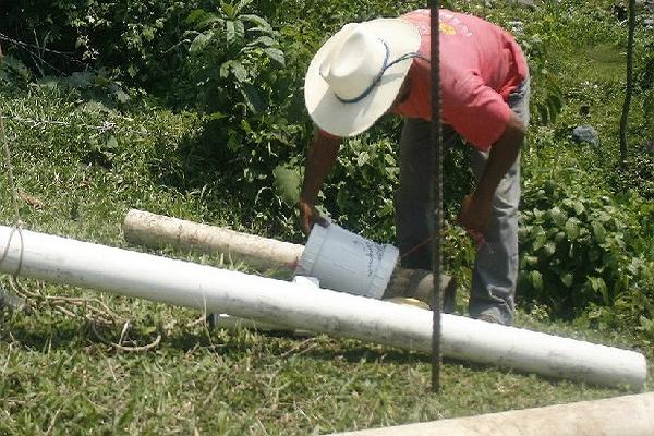 Un vecino muestra la tubería rota en uno de los sabotajes en comunidades de San Miguel Panán.