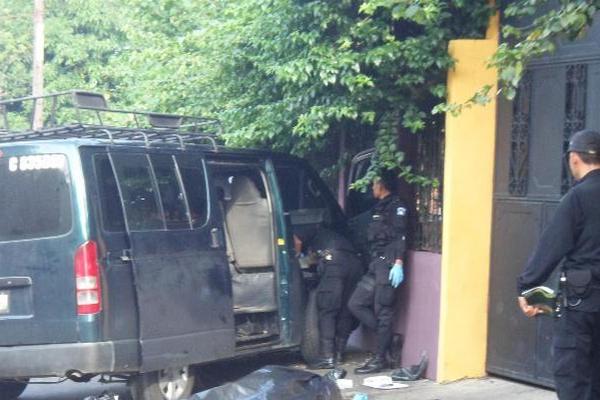 Investigadores reúnen evidencias en el lugar donde murió baleado Mynor Andrade Álvarez, en Santa Lucía Cotzumalguapa. (Foto Prensa Libre: Enrique Paredes)