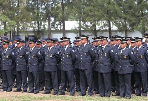 Los aspirantes a oficial deben pasar pruebas académicas, psicológicas y someterse al detector de mentiras.