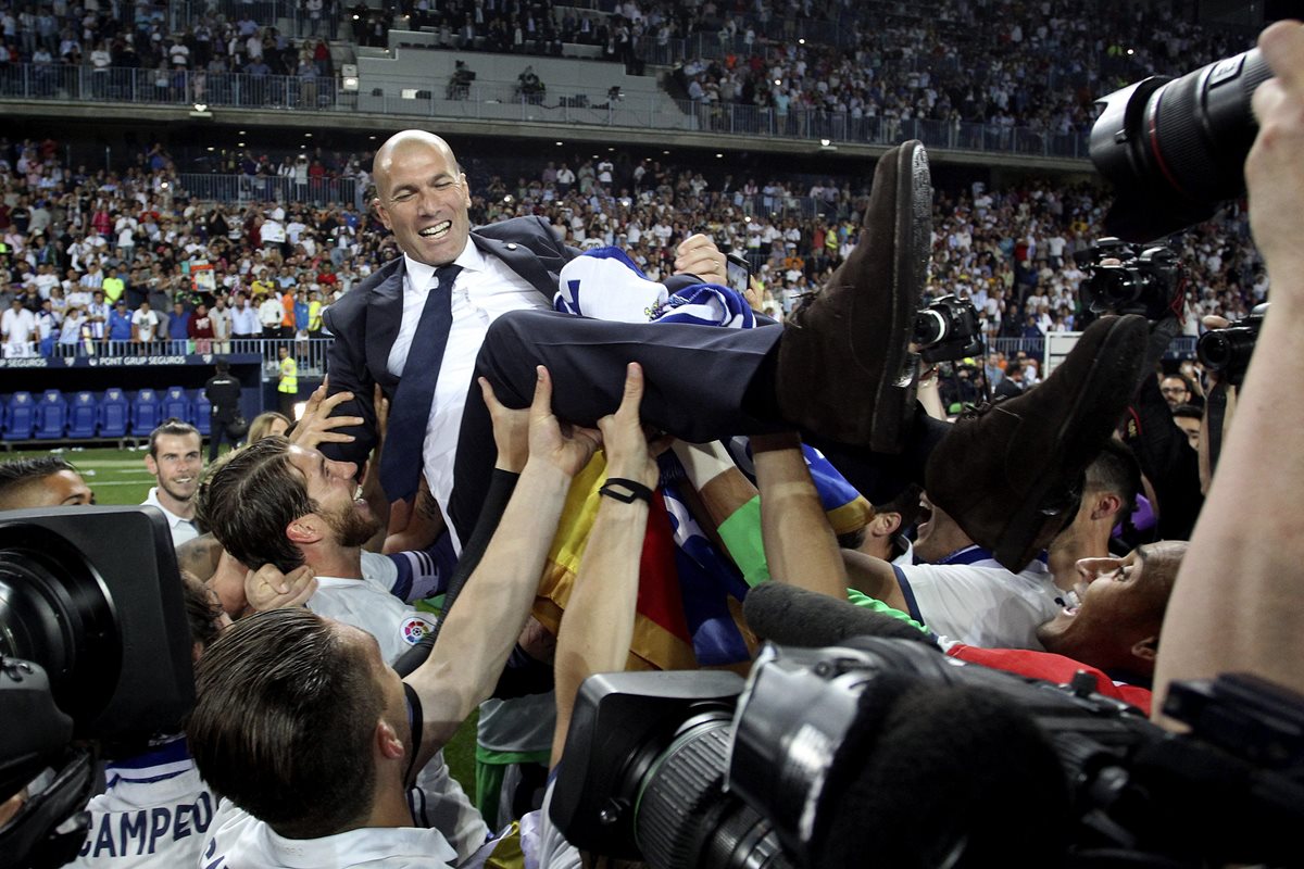 Zinedine Zidane es cargado por sus jugadores momentos después de haber ganado LaLiga. (Foto Prensa Libre: EFE).