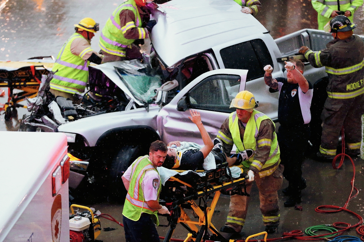 El conductor de un camión que se estrelló durante el mal tiempo en la carretera es recatado  en Moore, Oklahoma. (Foto Prensa Libre:AP)