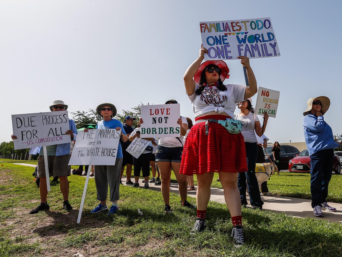 Personas protestan en contra de la separación de familias en McAllen, Texas. (Foto Prensa Libre. EFE)