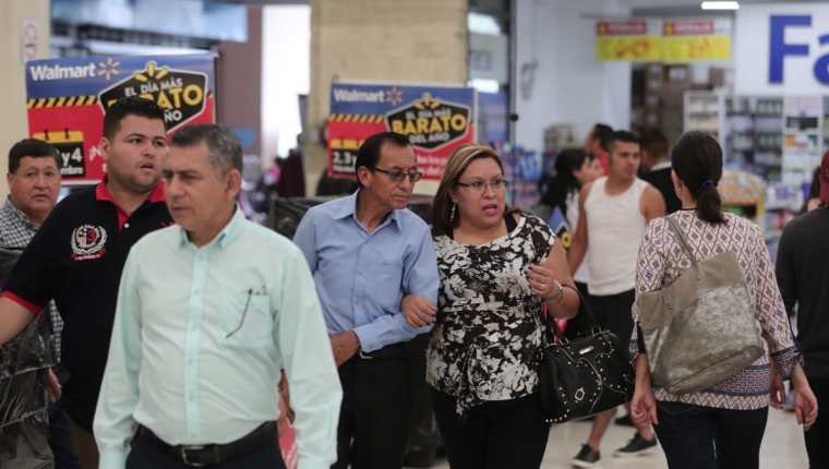 Las tiendas Walmart y Maxi Despensa se preparan para el Día Más Barato del Año, evento donde ponen a la disposición artículos con amplios descuentos. (Foto Prensa Libre: Juan Diego González)