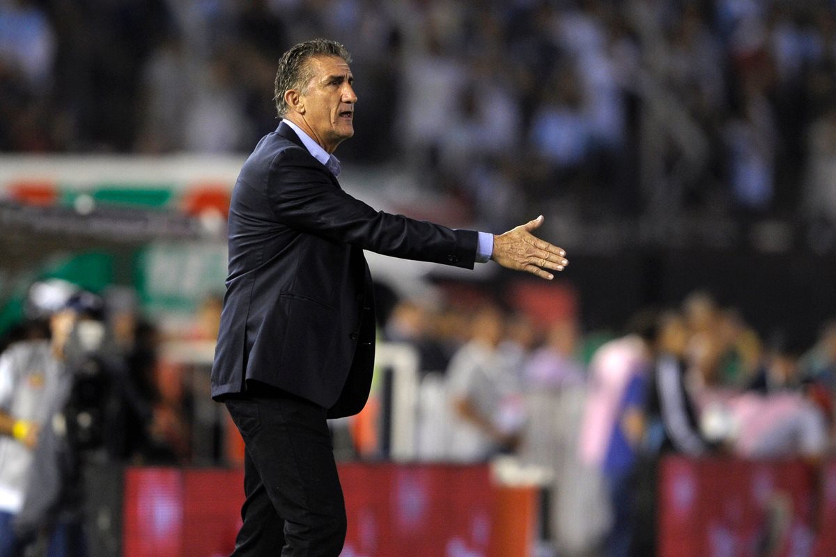 El técnico de Argentina Edgardo Bauza da instrucciones a sus jugadores.