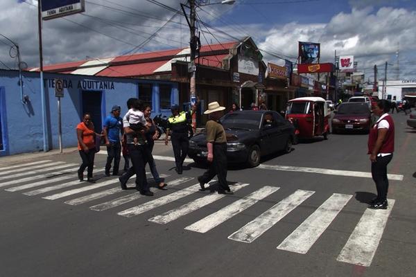 Agentes de la PMT y personal de la Sosea de Chimaltenango verifican que la población cruce en los pasos de cebra. (Foto Prensa Libre: José Rosales)